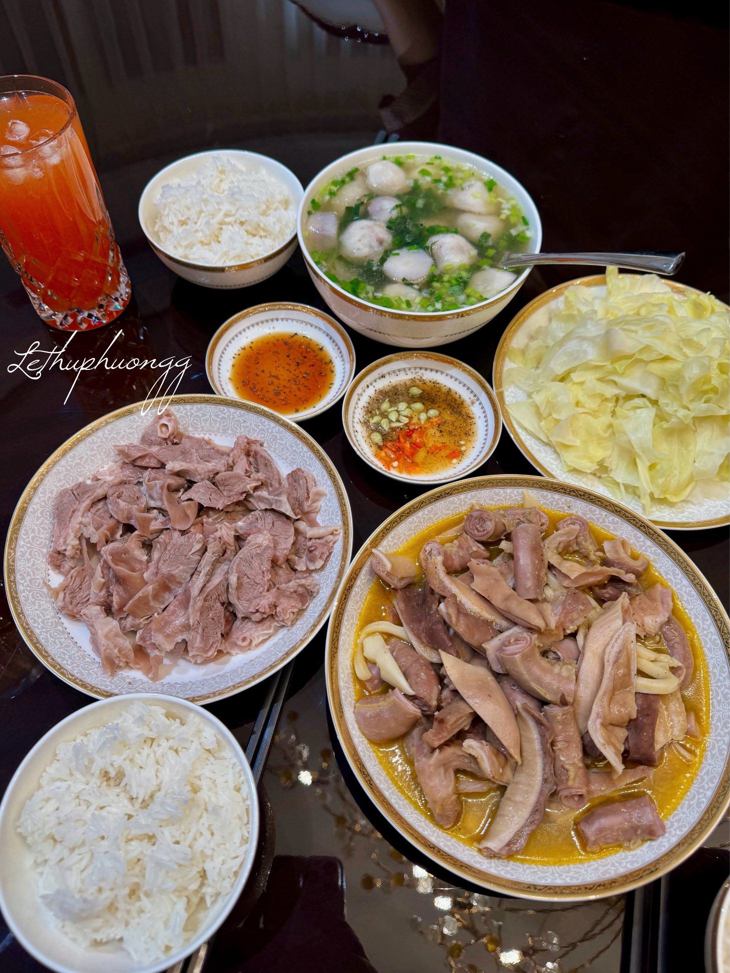 Dạ dày, lòng nhồi tròn om nước dừa - Thịt dải luộc - Bắp cải luộc&nbsp;- Canh khoai sọ