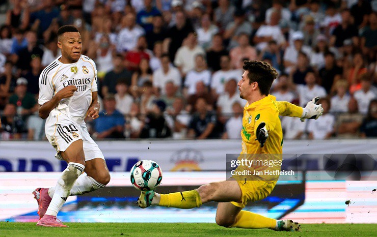 Mbappe tỏa sáng với 2 bàn thắng và 1 kiến tạo