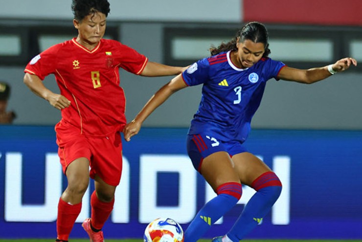 Myanmar (áo đỏ) tiễn Philippines (áo xanh) rời giải ASEAN Cup