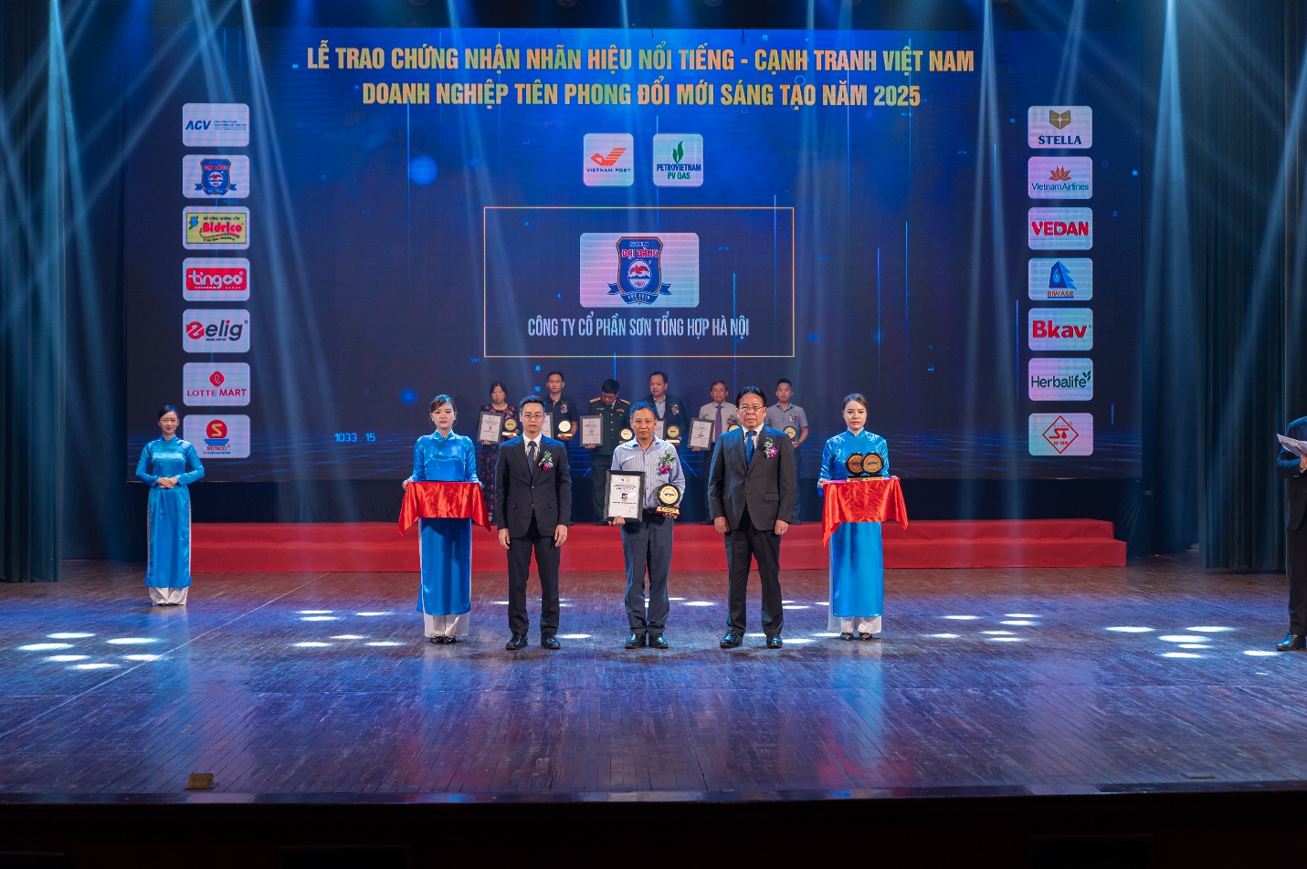 Đại diện Sơn Đại Bàng nhận chứng nhận