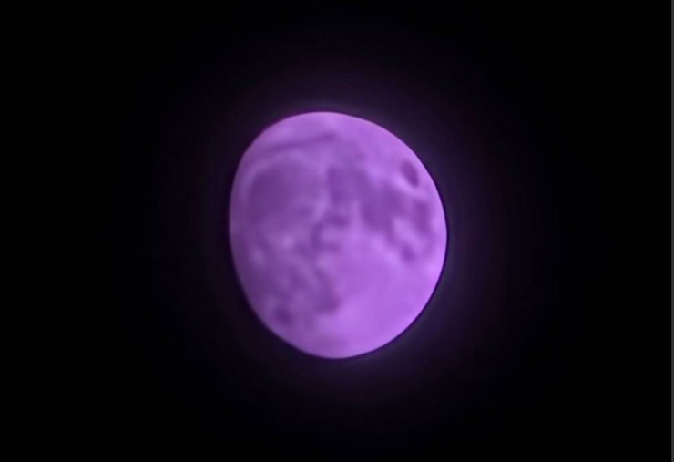 Mặt Trăng qua lăng kính camera của Galaxy S25 Ultra bỗng dưng có màu tím.