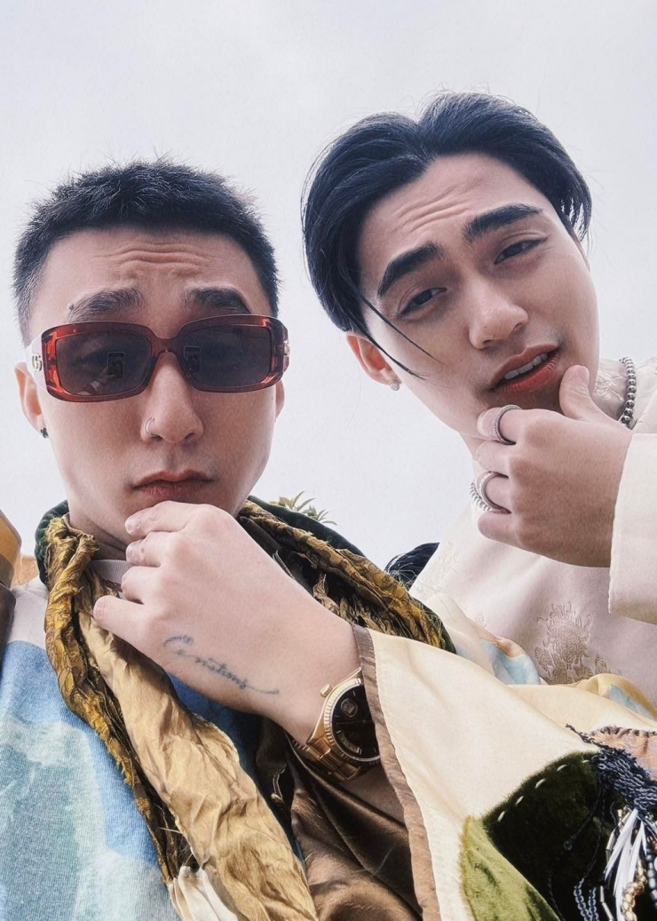 MONO - Sơn Tùng M-TP (trái) là một trong những cặp anh em ruột cùng theo đuổi nghệ thuật. Nếu như Sơn Tùng M-TP vào showbiz cách đây nhiều năm, MONO chính thức làm ca sĩ được 3 năm. Ảnh: FB Sơn Tùng M-TP.

