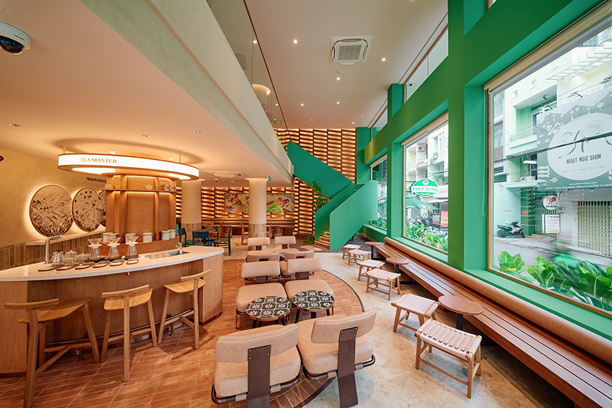 Cửa hàng được thiết kế mở, tối giản nhưng vẫn giữ trọn dấu ấn truyền thống của văn hóa trà Việt