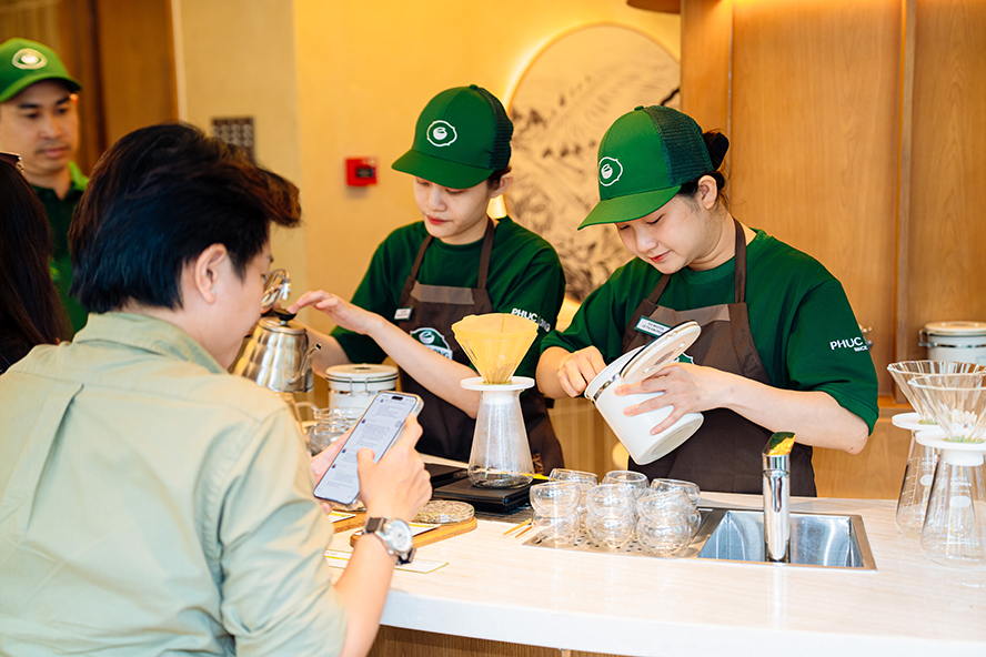 Khám phá Góc Trà Nghệ Nhân với các dòng trà thượng hạng như Shan Tuyết, Phổ Nhĩ, Móng Rồng... tại Phúc Long Phoenix - 285 CMT8