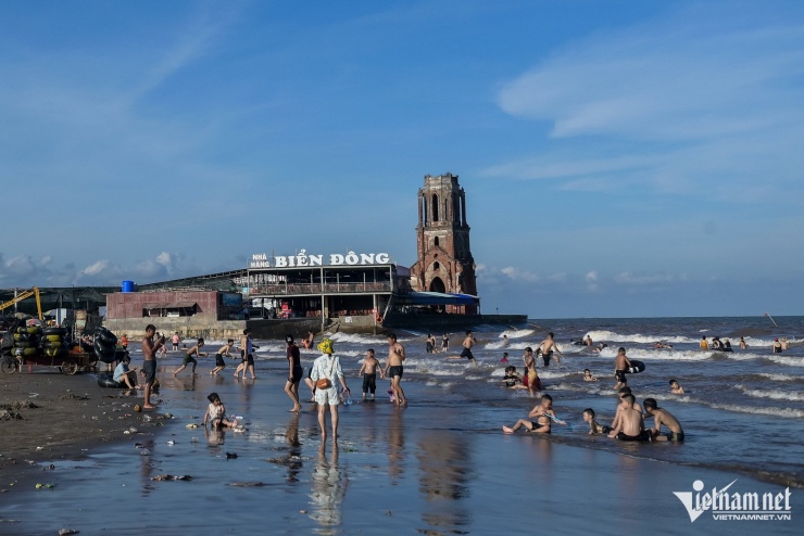 Cảnh tượng không nên có trên bãi biển vừa có 5 du khách bị sóng cuốn ở Ninh Bình - 1