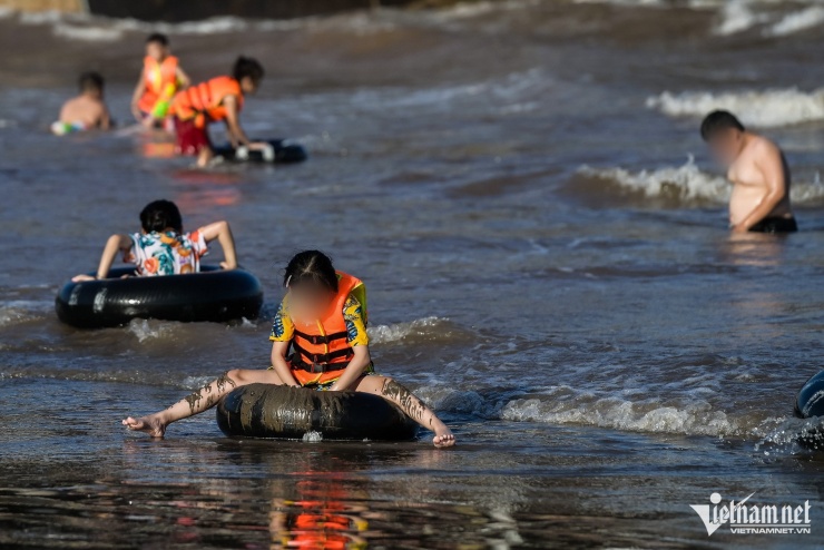 Cảnh tượng không nên có trên bãi biển vừa có 5 du khách bị sóng cuốn ở Ninh Bình - 4