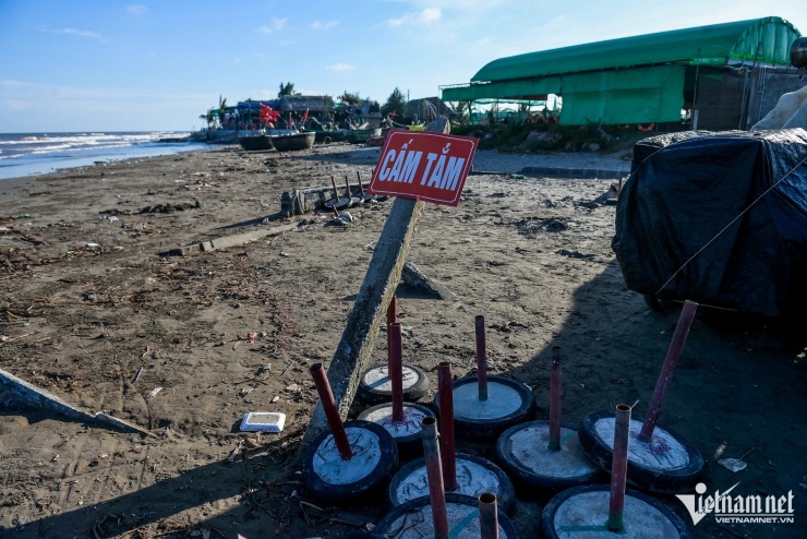 Cảnh tượng không nên có trên bãi biển vừa có 5 du khách bị sóng cuốn ở Ninh Bình - 3