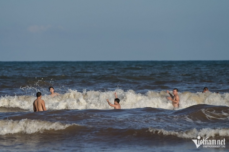 Cảnh tượng không nên có trên bãi biển vừa có 5 du khách bị sóng cuốn ở Ninh Bình - 5