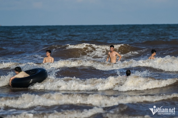 Cảnh tượng không nên có trên bãi biển vừa có 5 du khách bị sóng cuốn ở Ninh Bình - 2