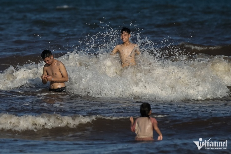 Cảnh tượng không nên có trên bãi biển vừa có 5 du khách bị sóng cuốn ở Ninh Bình - 7