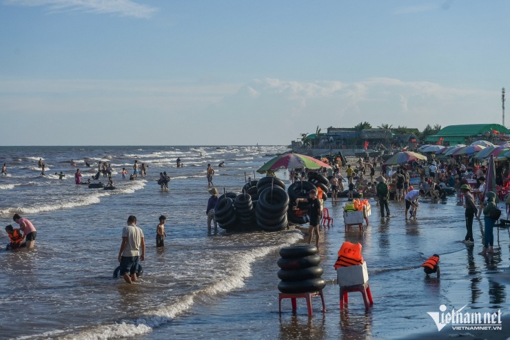 Cảnh tượng không nên có trên bãi biển vừa có 5 du khách bị sóng cuốn ở Ninh Bình - 8