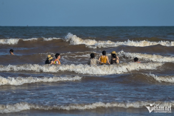 Cảnh tượng không nên có trên bãi biển vừa có 5 du khách bị sóng cuốn ở Ninh Bình - 6
