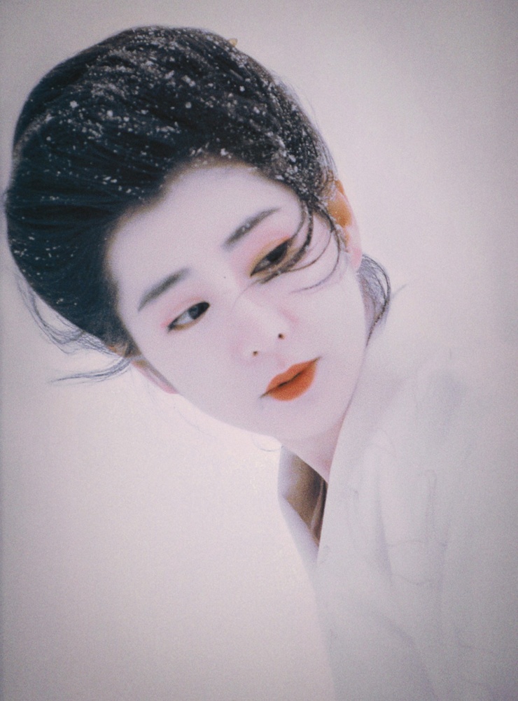 Bộ hình cảm hứng từ nhân vật của Sayuri Yoshinaga trong phim Tsuru (1988). Sau tác phẩm này, minh tinh được chẩn đoán mắc bệnh ung thư vú, trải qua quá trình hóa trị. Trở lại màn ảnh, Sayuri Yoshinaga tiếp tục đạt đỉnh cao mới trong sự nghiệp. Bà từng nói "đau khổ là chất dinh dưỡng cho diễn xuất".