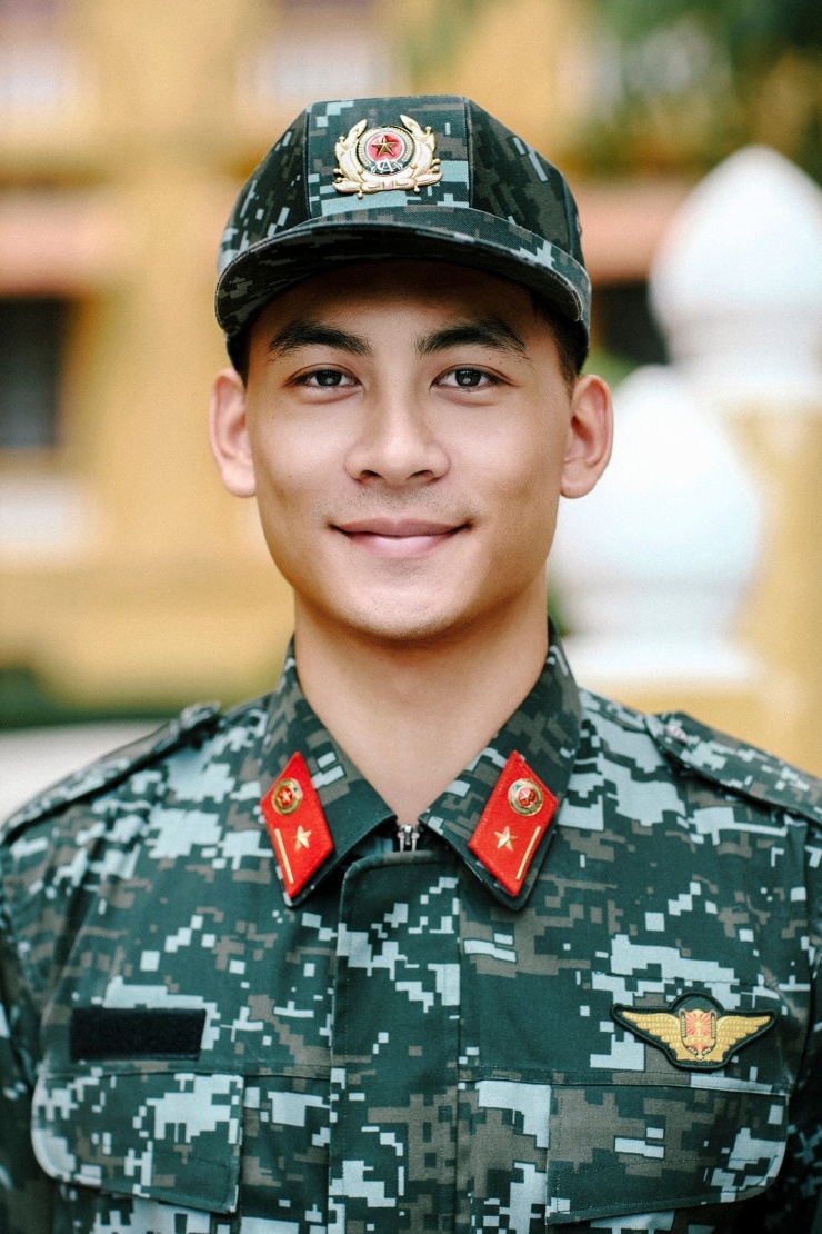 Sau 5 năm, Phùng Thế Văn gây sốt trở lại khi tham gia luyện tập diễu binh mừng lễ kỷ niệm 80 năm Cách mạng Tháng Tám và Quốc khánh 2/9 với vai trò là cảnh vệ phục vụ tại Trung đoàn đặc nhiệm, Bộ Tư lệnh Cảnh vệ. Tham gia bộ ảnh, Thế Văn hy vọng mọi người cùng nhau dành sự quan tâm và lan tỏa tình yêu mến đối với các cán bộ, chiến sĩ đang ngày đêm tham gia tập luyện diễu binh, diễu hành chuẩn bị cho ngày trọng đại của đất nước.