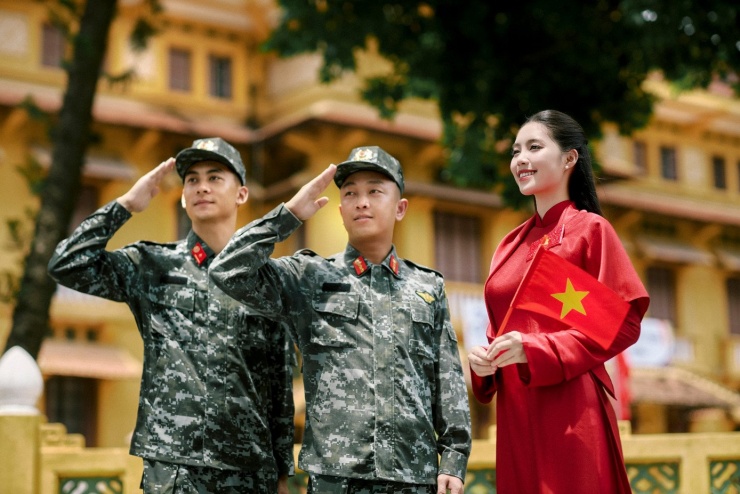 Bộ ảnh còn có sự xuất hiện của Phùng Thế Văn - chàng cảnh vệ gây sốt khi xuất hiện trong chương trình Chúng tôi là chiến sĩ vào năm 2020. Anh được nhiều khán giả yêu mến vì có chiều cao 1,85 m, giọng nói trầm ấm và phong thái đĩnh đạc.