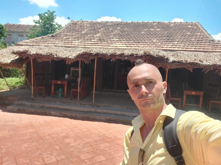 Anh Mihai trong một chuyến ghé thăm ngôi nhà xưa – nơi lưu giữ ký ức tuổi thơ của Đại tướng Võ Nguyên Giáp, tại Quảng Bình (nay thuộc Quảng Trị).