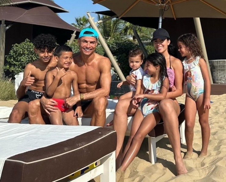 Gia đình Ronaldo liên tục gia tăng thành viên trong gần 10 năm qua. Ảnh: IG.