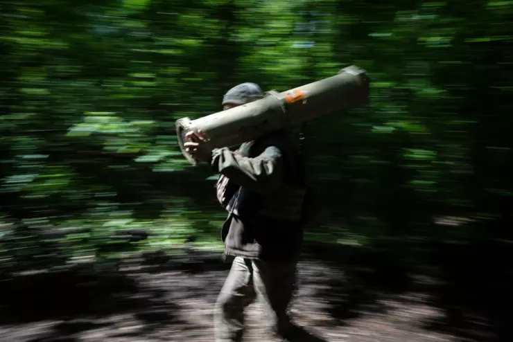 Binh sĩ Ukraine chiến đấu tại chiến trường Kharkiv. Ảnh: THE NEW YORK TIMES