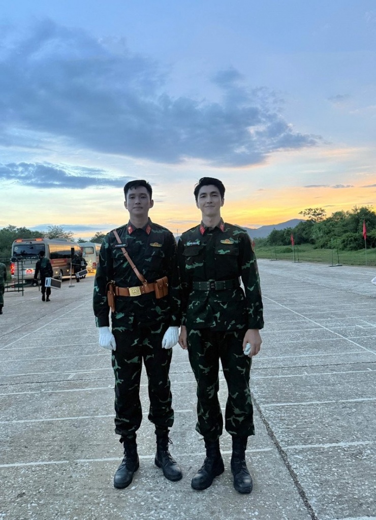 Diễn viên Bình An cho biết được cùng Thượng úy Lê Hoàng Hiệp tham gia tập luyện diễu binh.