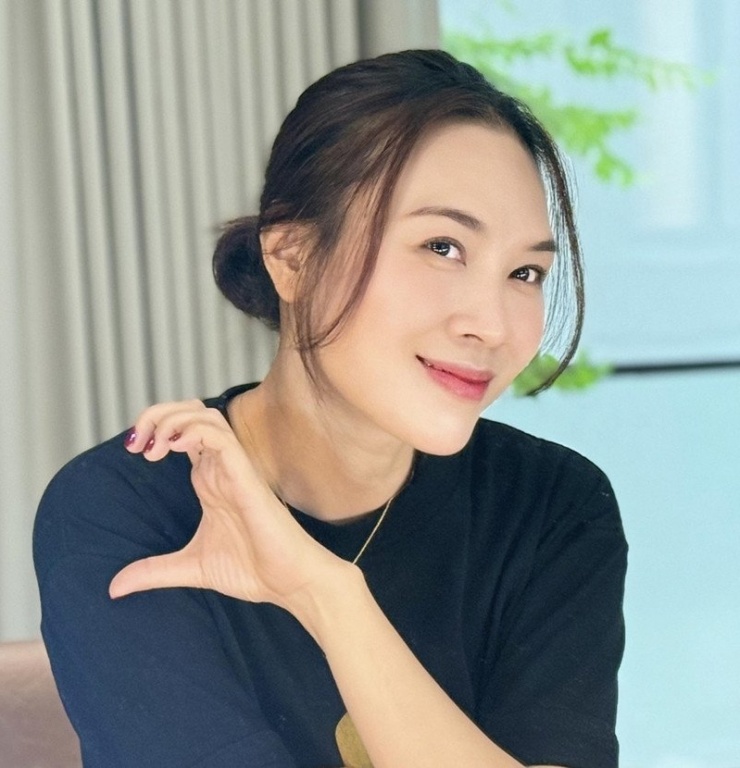 Tin sao Việt: Ca sĩ Mỹ Tâm khiến fan thích thú với chia sẻ "tìm nửa trái tim còn lại". Dung mạo tuổi 44 của cô được khen tươi trẻ, đầy sức sống.