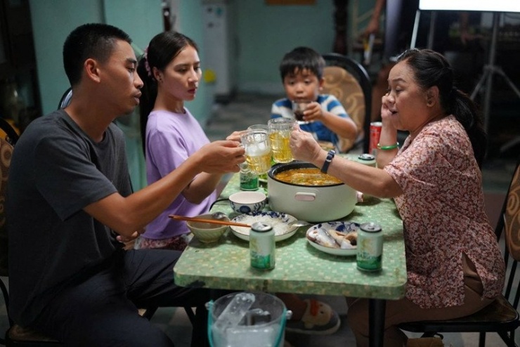 Nghệ sĩ Ái Như thú nhận bận rộn với vai diễn Bà Tâm bán thuốc trong một phim điện ảnh sắp ra mắt. 