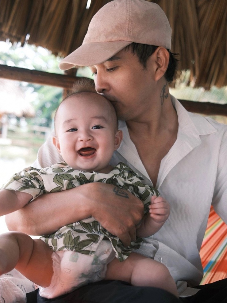Ca sĩ Hồ Quang Hiếu âu yếm quý tử 7 tháng tuổi.
