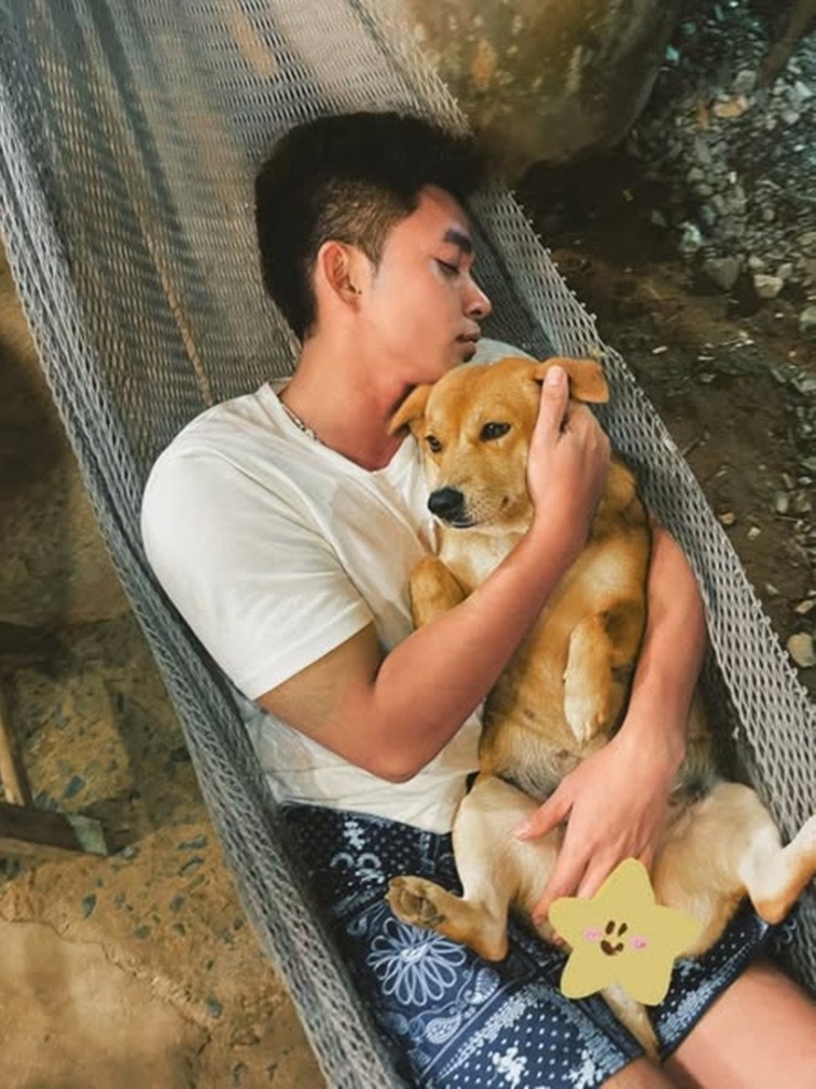 Jun Phạm hài hước tâm sự: "Cái đêm hôm đó, gối ôm của mình biết vẫy đuôi" khiến fan thích thú.