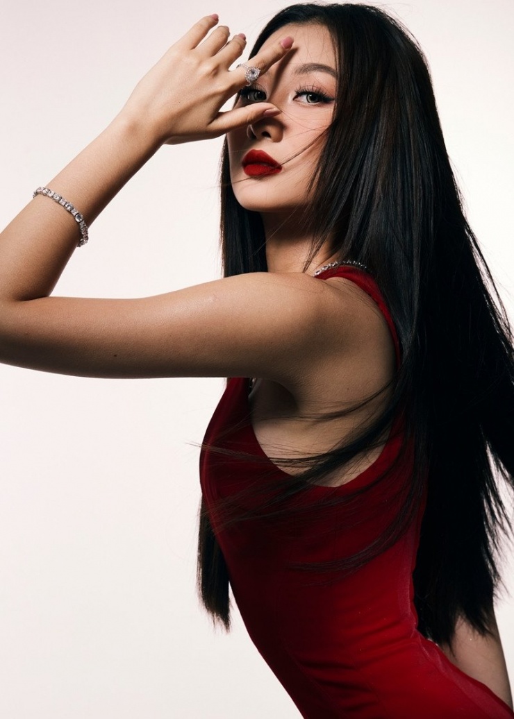 Hoa hậu Quế Anh sắc lạnh quyến rũ trong bộ ảnh mới, sẵn sàng cho hành trình Miss Grand Vietnam 2025.