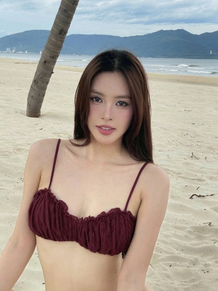 Hoa hậu Tiểu Vy mặc bikini trên bãi biển.