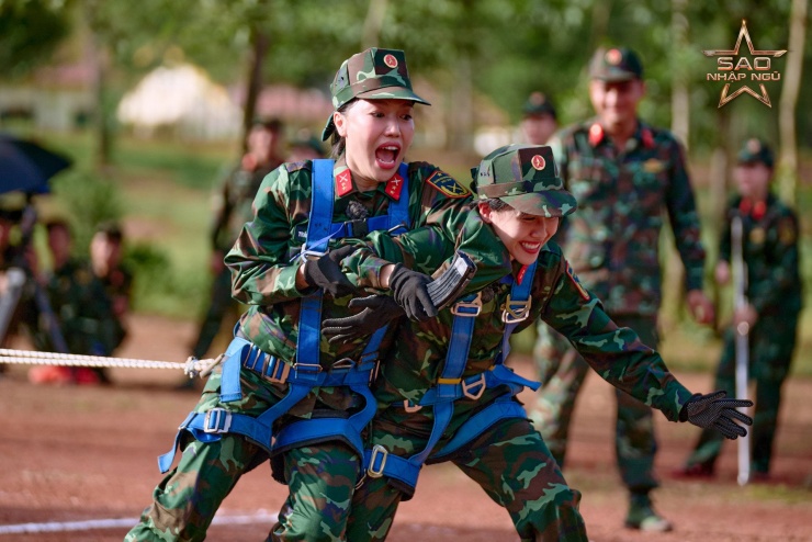 Các nghệ sĩ thi đấu căng thẳng ở hội thao kéo co. 