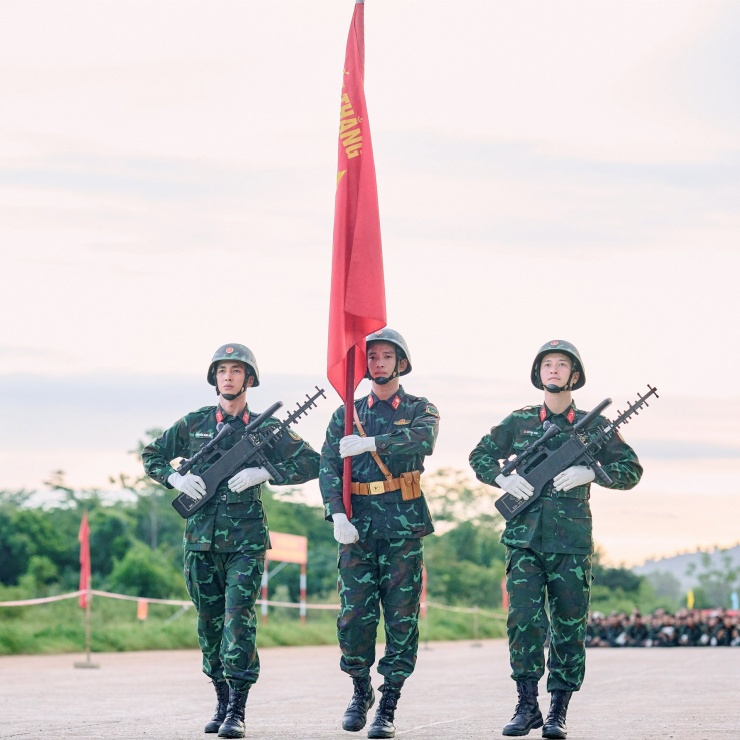 Thượng úy Lê Hoàng Hiệp trực tiếp hướng dẫn Bình An và Huỳnh Anh tập luyện. 