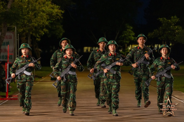 16 nghệ sĩ chật vật tập duyệt binh. 
