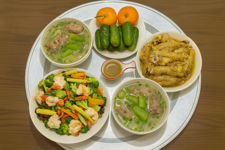 Gà rang nghệ + canh bí nấu xương + tôm bóc vỏ xào rau củ + dưa chuột + quýt tráng miệng