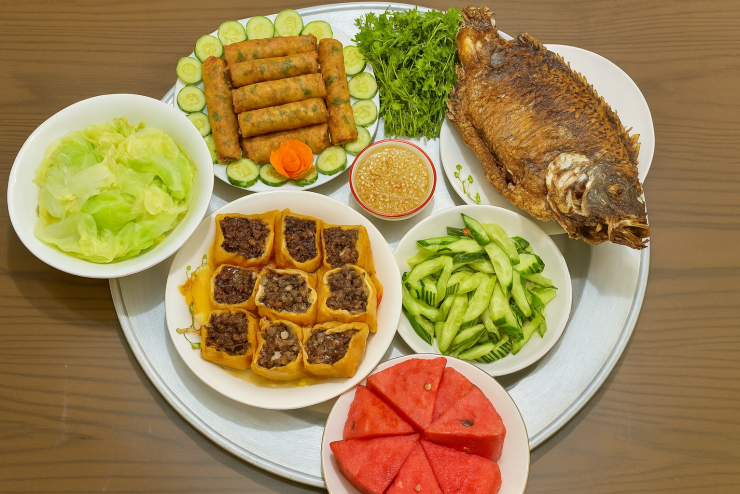 Rau bắp cải luộc + dưa chuột + cá chiên + nem rán + đậu nhồi thịt + rau thơm + dưa hấu
