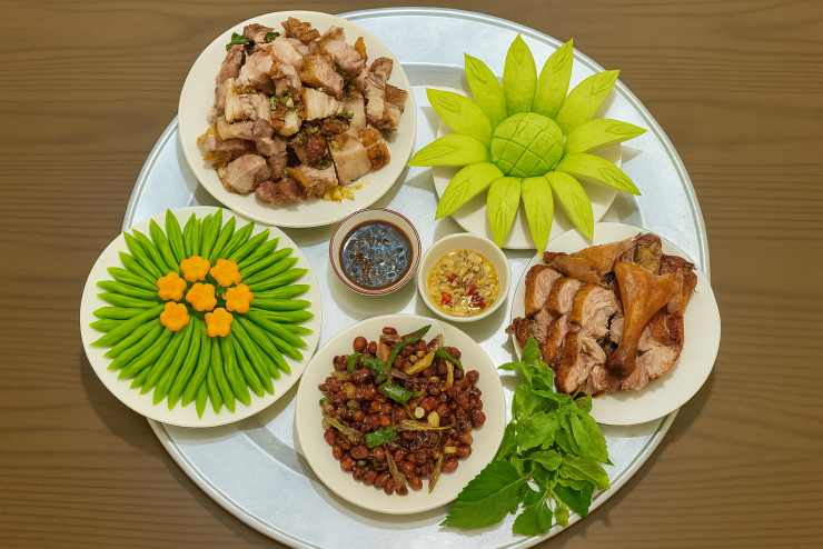 Thịt quay + gà quay + lạc rang + đỗ luộc + rau thơm + ổi tráng miệng