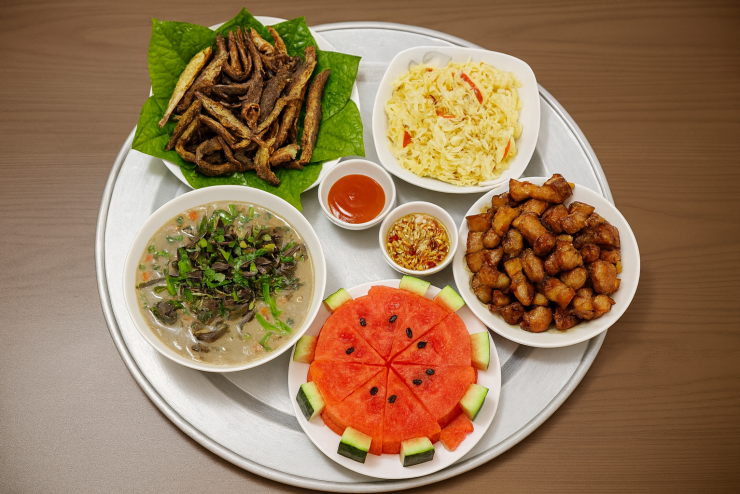 Cá chiên + canh lươn + bắp cải muối + thịt ba chỉ rang cháy cạnh + dưa hấu tráng miệng