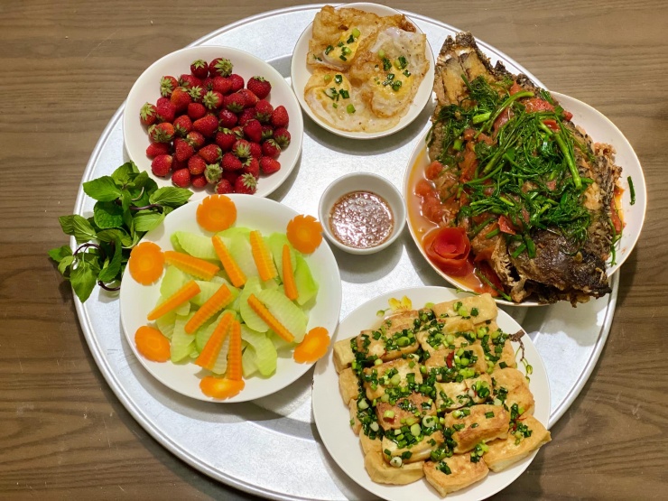 Đậu tẩm hành + su su và cà rốt luộc + cá nấu cà chua + trứng ốp + dâu tây tráng miệng