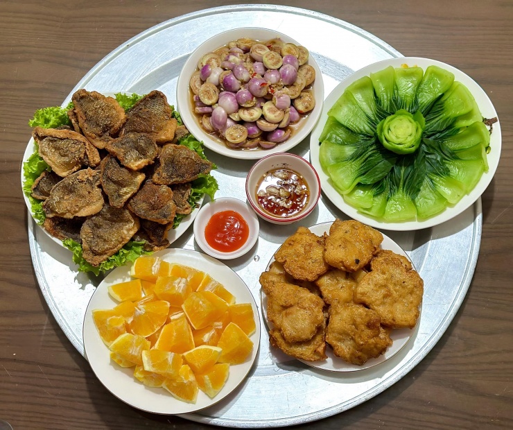 Rau cải thảo luộc + cá chiên + chả mực + cà muối sổi + quả cam tráng miệng