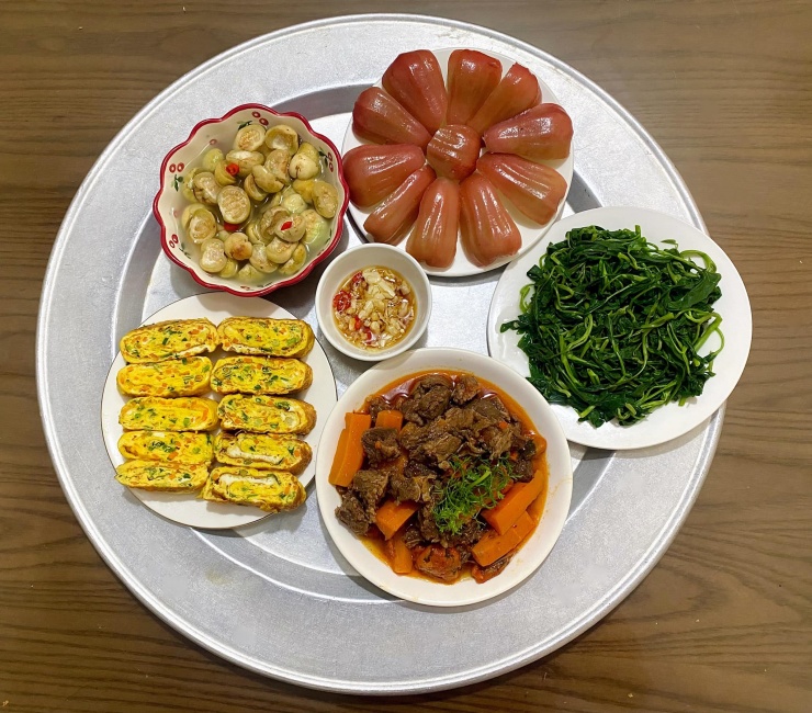 Trứng rán + thịt bò sốt vang + rau muống luộc + cà muối sổi + quả roi tráng miệng