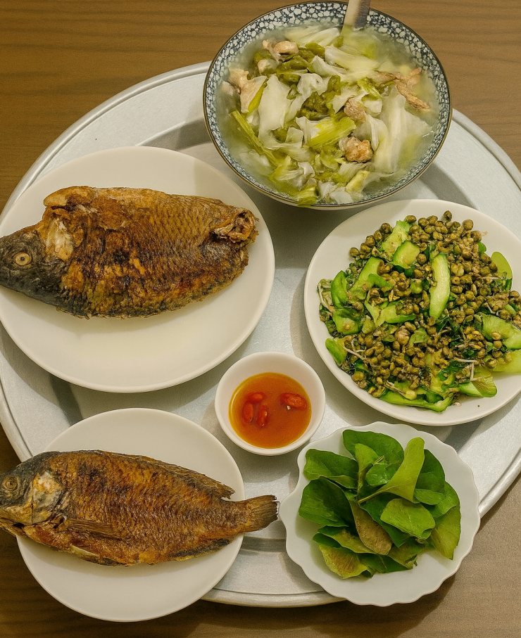 Cá chiên + canh trai nấu bắp cải + hến xào dưa chuột
