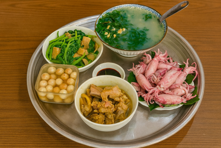Mực hấp + canh trai nấu rau + rau xào + cà muối + thịt gà hầm