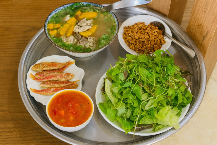 Cá + xương nấu bí đỏ + thịt băm + rau sống chấm cà chua