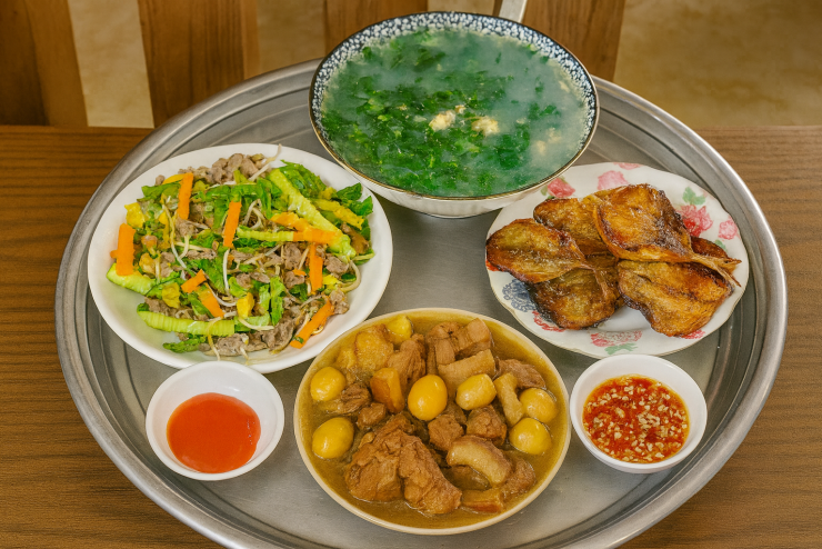 Canh trai nấu rau + thịt bò xào rau củ + cá chỉ vàng + thịt kho trứng cút