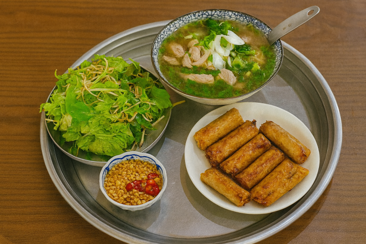 Xương nấu canh + nem rán + rau sống