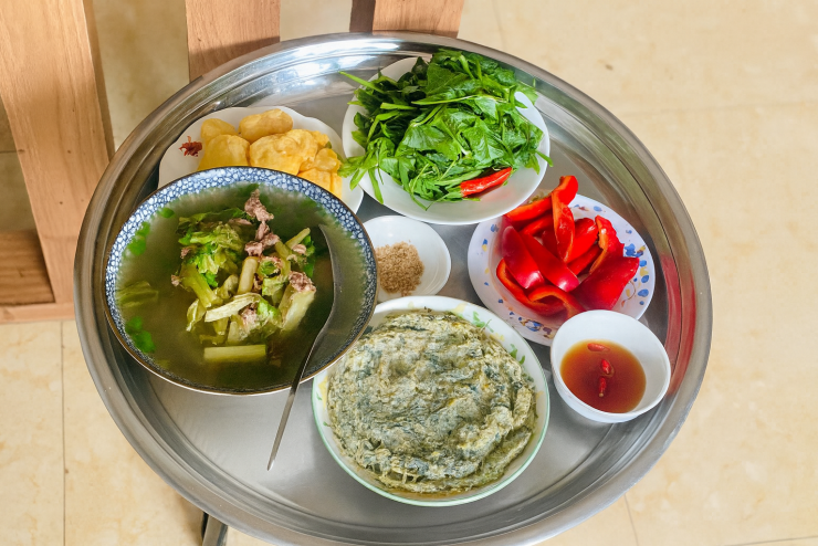 Canh dưa chua nấu sườn + rau sống + ớt chuông + trứng lá mơ