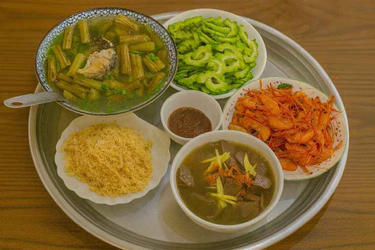 Canh khổ qua + khổ qua sống + ruốc + tôm rang + tiết hấp