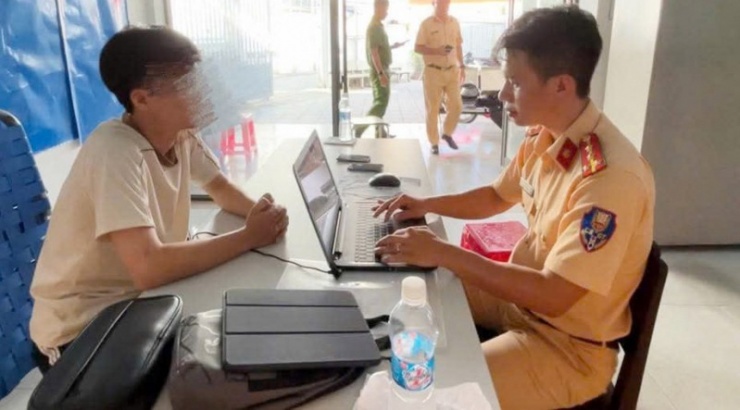 Lực lượng CSGT làm việc với C.H.T.A tại cơ quan Công an.