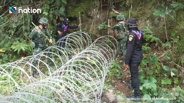 Thái Lan triển khai dây thép gai dọc biên giới với Campuchia. Ảnh: THE NATION