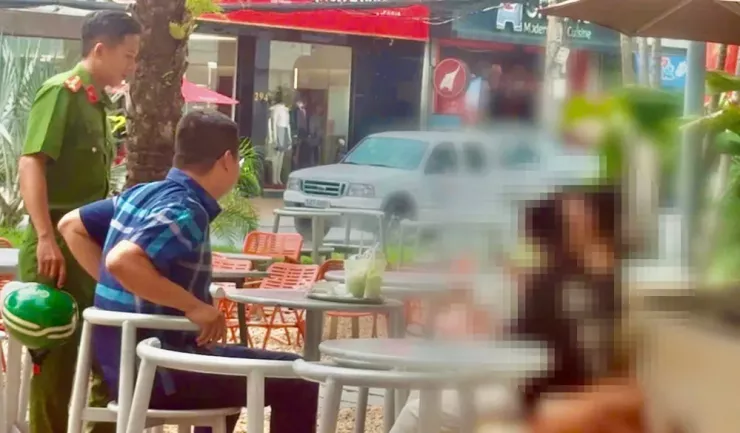 Công an phường có mặt trấn an và đưa em H trở về nhà an toàn sau 34 ngày mất tích bí ẩn.