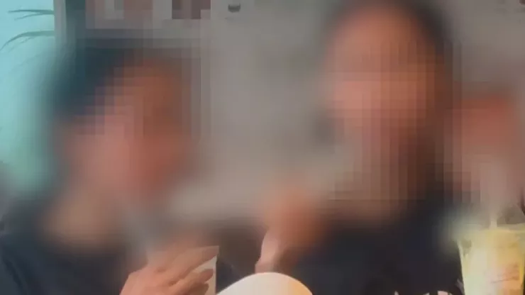 Gia đình em H vui mừng vì gặp lại được con gái sau nhiều ngày mất tích.